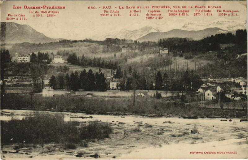Carte postale ancienne Pau Le Gave et les Pyrenees - Vus de la Place Royale à Pau
