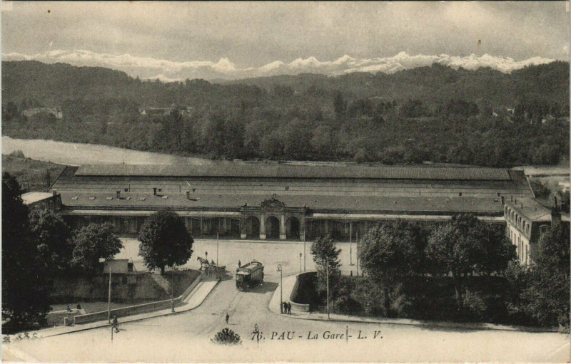 Carte postale ancienne Pau La Gare du Funiculaire et l'Avenue Leon-Say à Pau