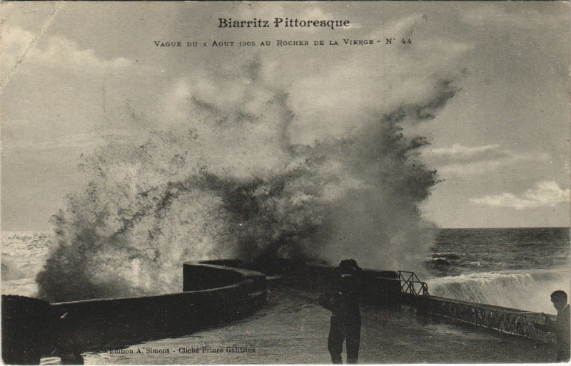 Carte postale ancienne Biarritz Vague du 4 Aout 1905 au Rocher de la Vierge à Biarritz