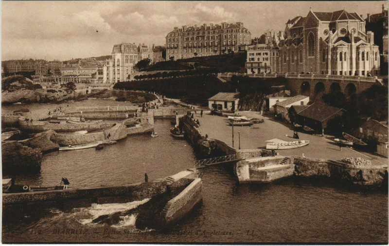 Carte postale ancienne Biarritz Eglise Sainte-Eugenie - L'Hotel d'Angleterre à Anglet