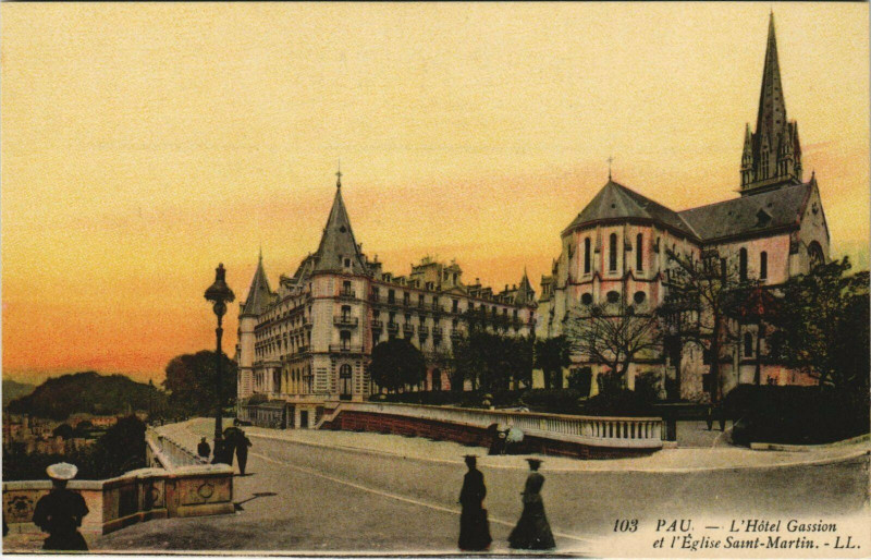 Carte postale ancienne Pau L'Hotel Gassion et l'Eglise Saint-Martin à Pau