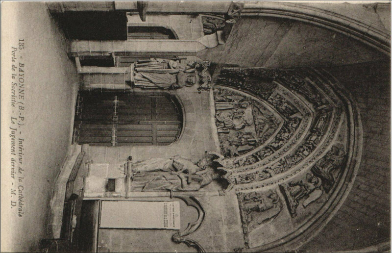 Carte postale ancienne Bayonne Interieur de la Cathedrale - Porte de la Sacristie à Bayonne
