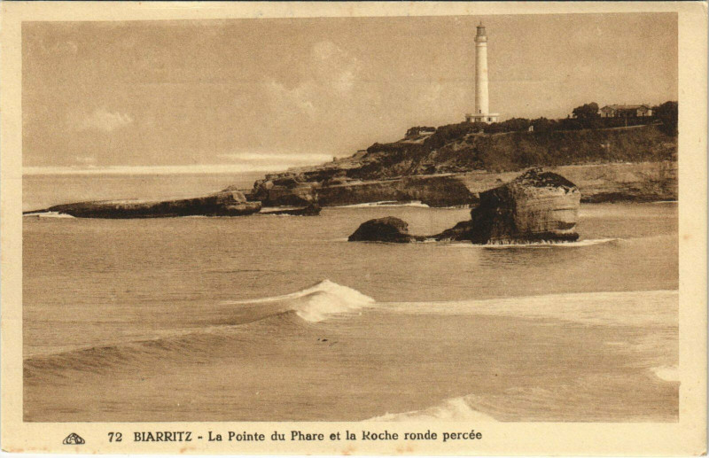 Carte postale ancienne Biarritz La Pointe du Phare et la Rocher Ronde Percee à Biarritz