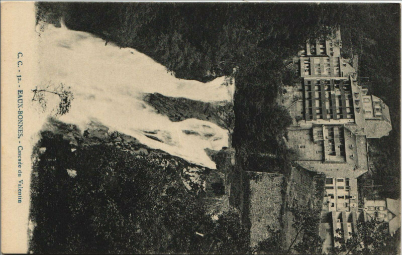 Carte postale ancienne Eaux-Bonnes Cascade du Valentin à Eaux-Bonnes