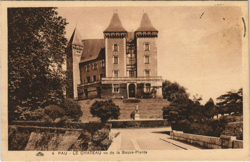 Carte postale ancienne Pau Le Chateau vu de la Basse-Plante à Pau