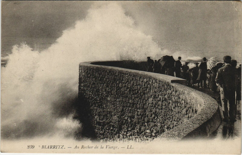 Carte postale ancienne Biarritz Au Rocher de la Vierge à Biarritz