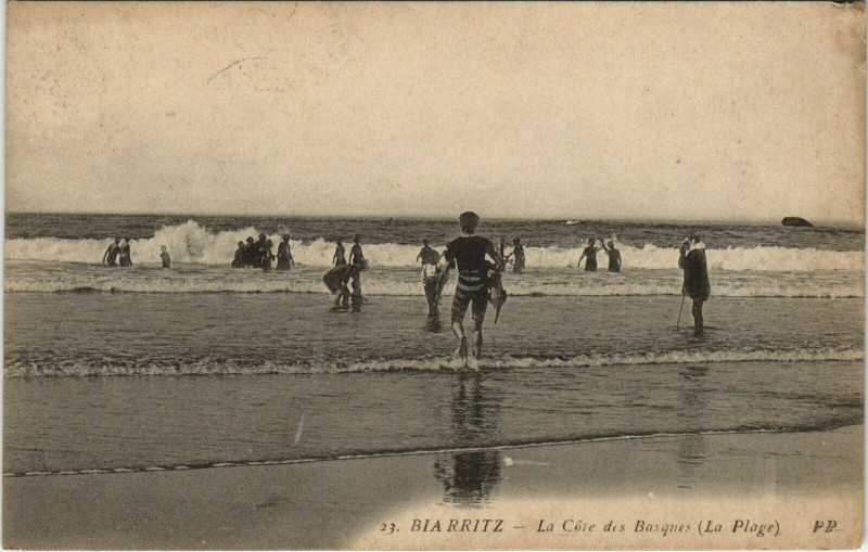 Carte postale ancienne Biarritz La Cote des Basques - La Plage à Biarritz