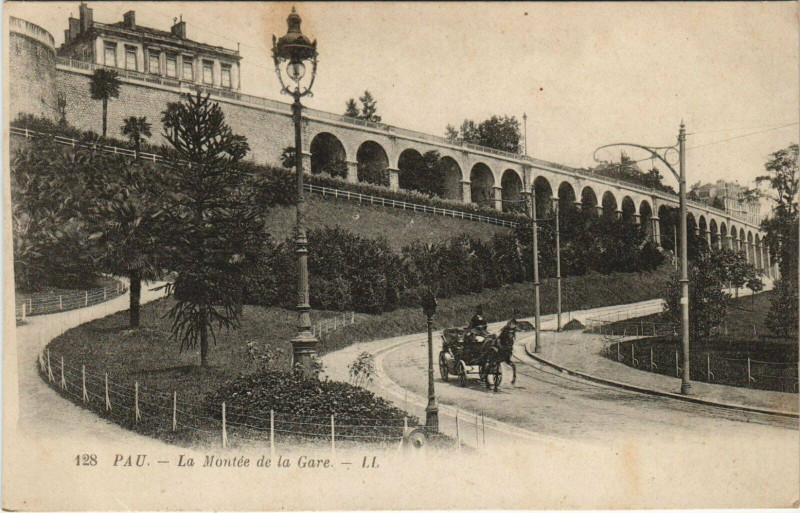 Carte postale ancienne Pau La Montee de la Gare à Mont