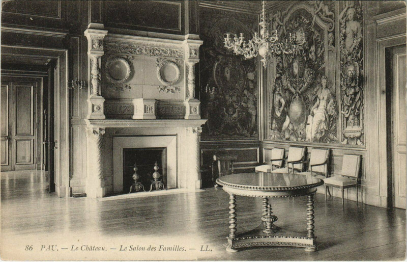 Carte postale ancienne Pau Le Chateau - Le Salon des Familles à Pau