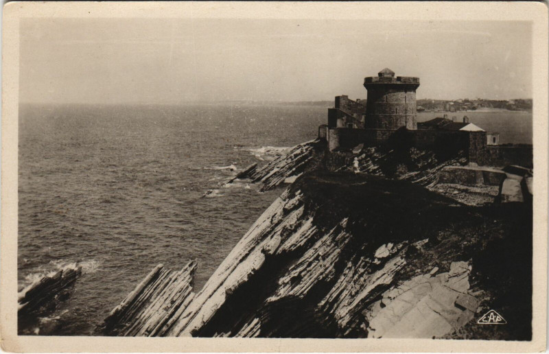 Carte postale ancienne Saint-Jean-de-Luz Le Fort de Socoa et les Falaises a Maree Basse à Saint-Jean-de-Luz