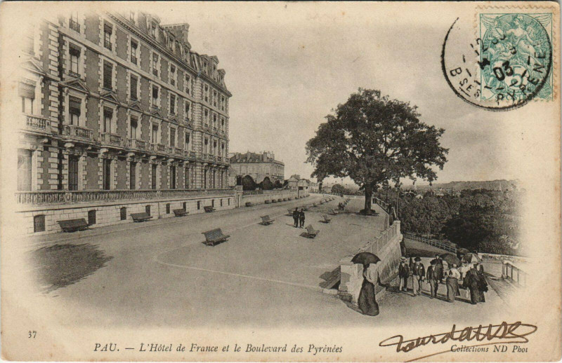 Carte postale ancienne Pau L'Hotel de France et le Boulevard des Pyrenees à Pau