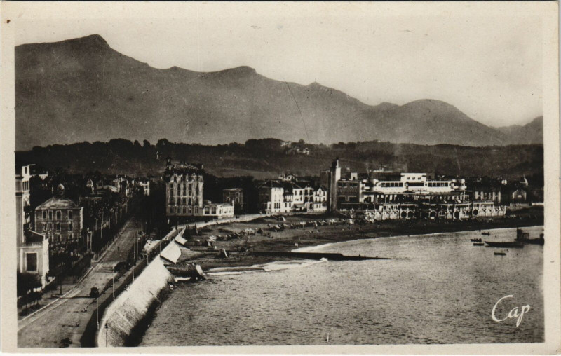 Carte postale ancienne Saint-Jean-de-Luz Vue d'Ensemble de la Plage et la Rhune à Saint-Jean-de-Luz