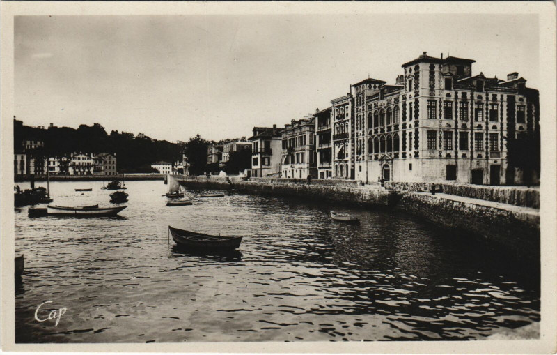 Carte postale ancienne Saint-Jean-de-Luz Le Quai et la Maison de l'Infante à Saint-Jean-de-Luz