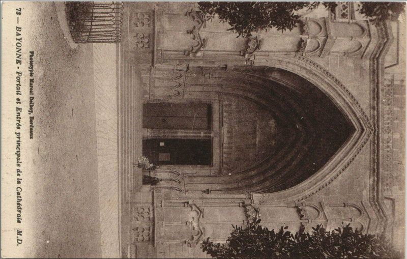 Carte postale ancienne Bayonne Portail et Entree Principale de la Cathedrale à Bayonne