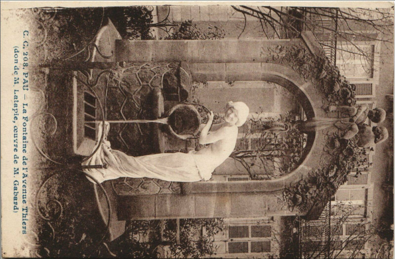 Carte postale ancienne Pau La Fontaine de l'Avenue Thiers à Pau
