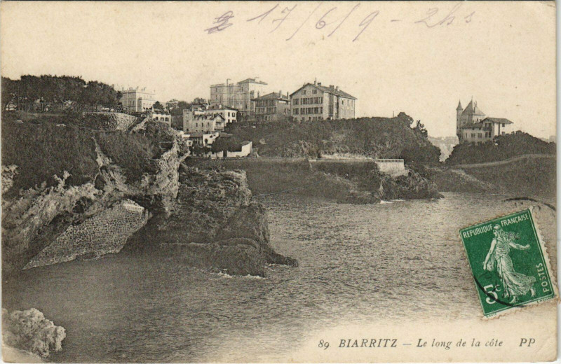 Carte postale ancienne Biarritz Le Long de la Cote à Biarritz