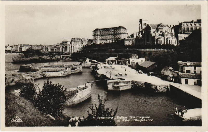 Carte postale ancienne Biarritz Eglise Sainte-Eugenie et Hotel d'Angleterre à Anglet