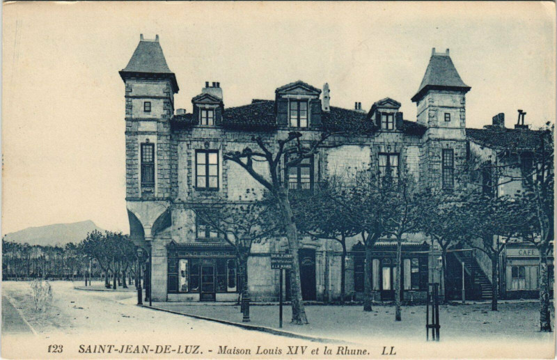 Carte postale ancienne Saint-Jean-de-Luz Maison Louis Xiv et la Rhune à Saint-Jean-de-Luz