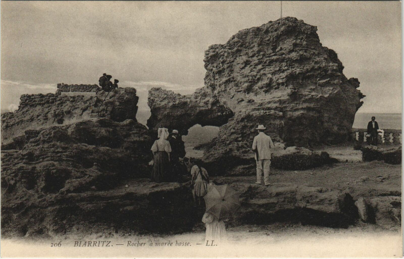 Carte postale ancienne Biarritz Rocher a Maree Basse à Biarritz