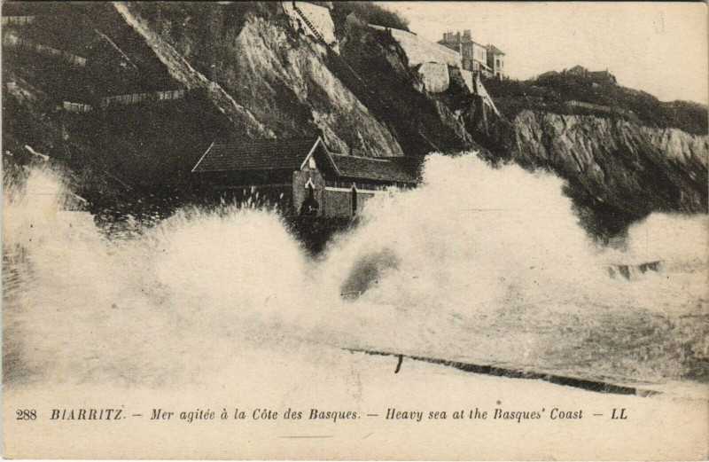 Carte postale ancienne Biarritz Mer Agitee a la Cote des Basques à Biarritz