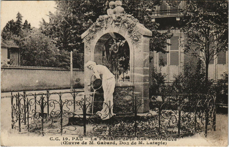 Carte postale ancienne Pau La Fontaine de la Rue Porteneuve à Pau