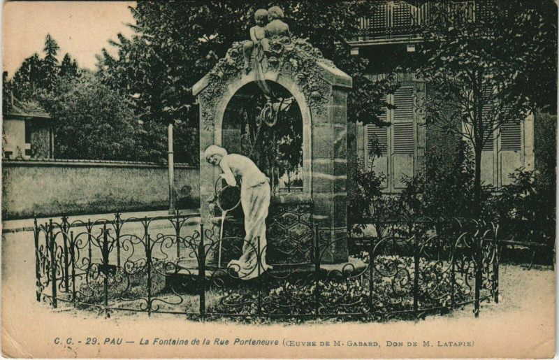 Carte postale ancienne Pau La Fontaine de la Rue Porteneuve à Pau