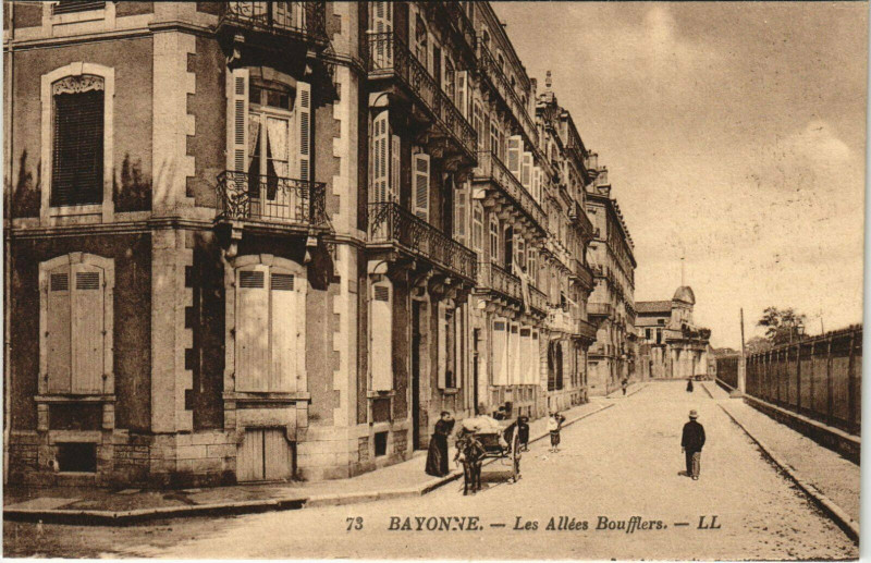 Carte postale ancienne Bayonne Les Alles Boufflers à Bayonne
