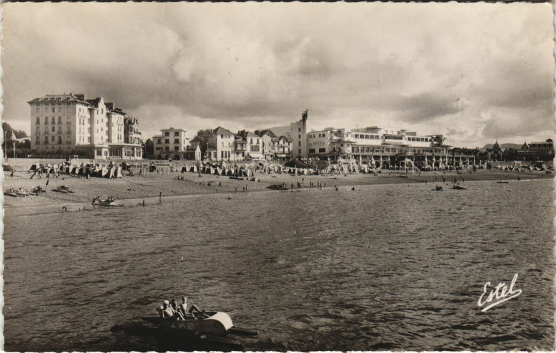 Carte postale ancienne Saint-Jean-de-Luz Vue sur la Plage et le Casino à Saint-Jean-de-Luz
