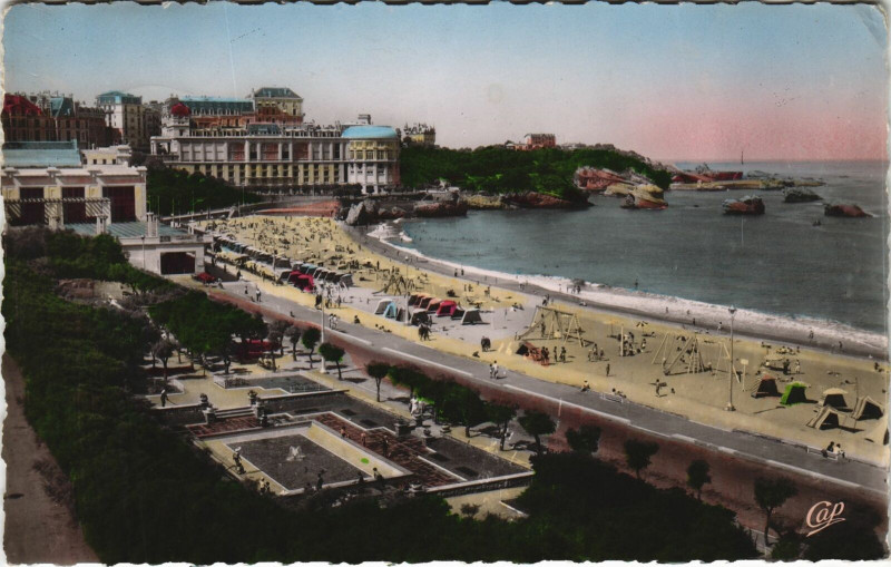 Carte postale ancienne Biarritz La Grande Plage vers le Casino Bellevue à Biarritz