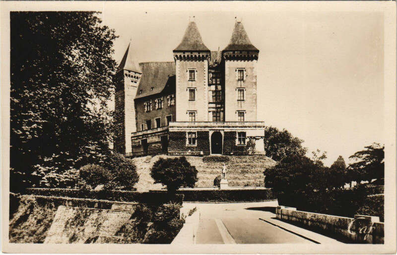 Carte postale ancienne Pau Le Chateau vu de la Basse Plante à Pau