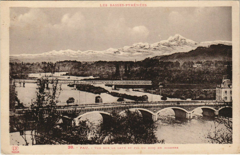Carte postale ancienne Pau Vue sur le Gave et Pic du Midi de Bigorre à Pau