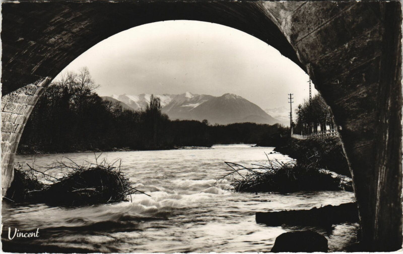 Carte postale ancienne Nay Les Pyrenees vues sous le Pont à Nay