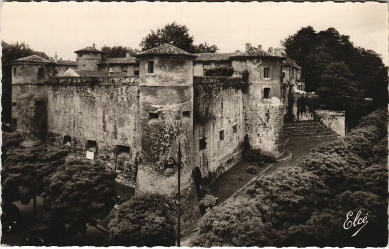 Carte postale ancienne Bayonne Le Chateau Vieux à Bayonne