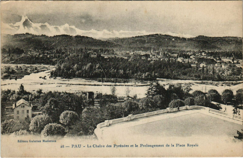 Carte postale ancienne Pau La Chaine des Pyrenees et le Prolongement de la Place Royale à Pau