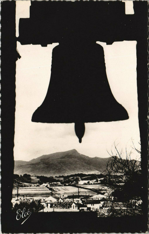 Carte postale ancienne Ciboure La Cloche de l'Eglise - Au Fond la Rhune à Ciboure