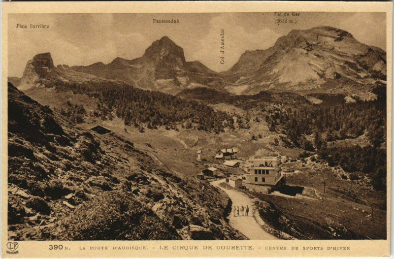 Carte postale ancienne Eaux-Bonnes La Route d'Aubisque - Le Cirque de Gourette à Eaux-Bonnes