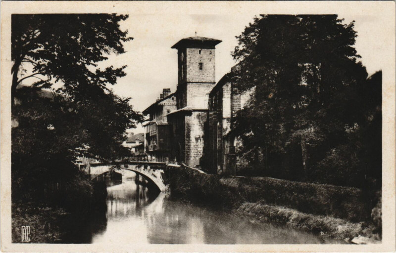 Carte postale ancienne Saint-Jean-Pied-de-Port La Nive - Pont d'Espagne et le Clocher à Saint-Jean-Pied-de-Port