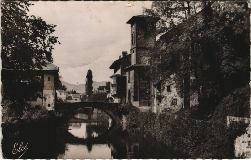 Carte postale ancienne Saint-Jean-Pied-de-Port Les Bords de la Nive et l'Eglise à Saint-Jean-Pied-de-Port