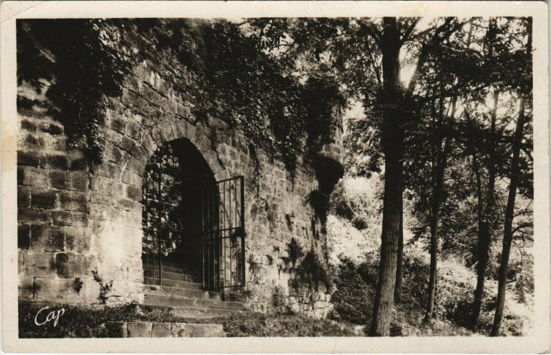 Carte postale ancienne Saint-Jean-Pied-de-Port Porte Est et les Remparts de la Citadelle à Saint-Jean-Pied-de-Port