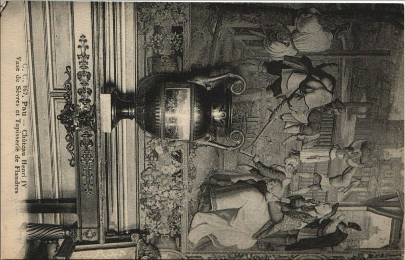 Carte postale ancienne Pau Chateau Henri Iv - Vase de Sevres et Tapisserie de Flandres à Pau
