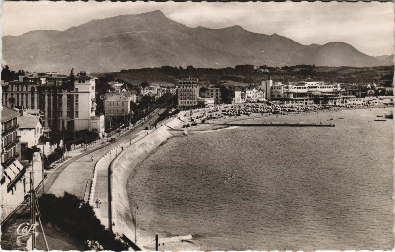 Carte postale ancienne Saint-Jean-de-Luz Vue Generale de la Plage et la Rhune à Saint-Jean-de-Luz
