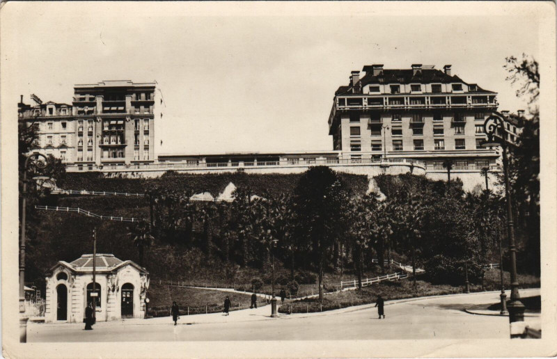 Carte postale ancienne Pau Sortie de la Gare à Pau