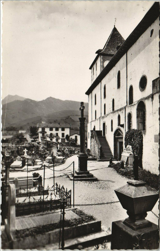 Carte postale ancienne Sare L'Eglise et la Rhune à Sare