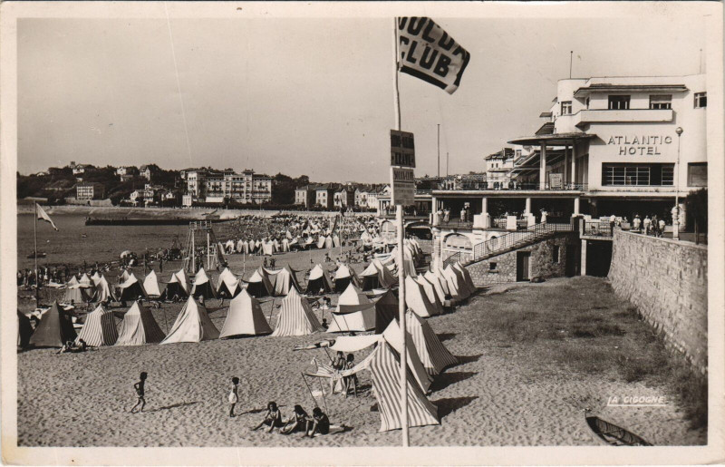 Carte postale ancienne Saint-Jean-de-Luz La Plage et l'Hotel Atlantic à Saint-Jean-de-Luz