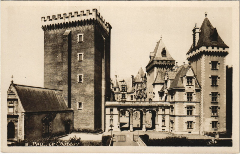 Carte postale ancienne Pau Le Chateau - Donjon et Facade Est à Pau