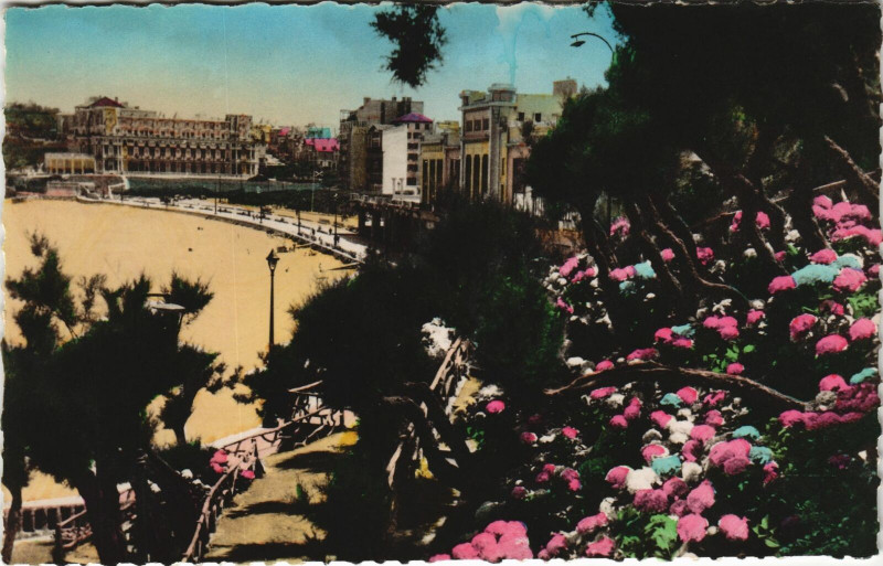 Carte postale ancienne Biarritz Le Grand Palais et la Plage à Biarritz