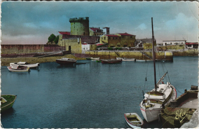 Carte postale ancienne Saint-Jean-de-Luz Le Fort du Socoa et le Port à Saint-Jean-de-Luz