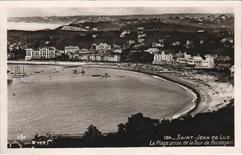 Carte postale ancienne Saint-Jean-de-Luz La Plage prise de la Tour de Bordagain à Saint-Jean-de-Luz