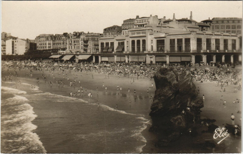 Carte postale ancienne Biarritz La Grande Plage devant le Casino à Biarritz