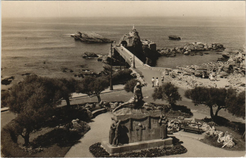 Carte postale ancienne Biarritz Le Monument aux Morts et le Rocher de la Vierge à Biarritz